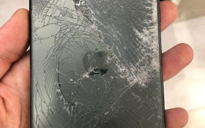 Czemu wymiana klapki baterii w iPhone 11 kosztuje tak dużo? 