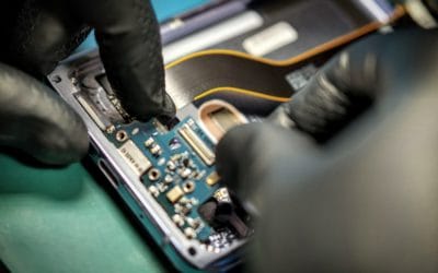 Zbiłeś wyświetlacz, a może uszkodzeniu uległa tylko szybka?